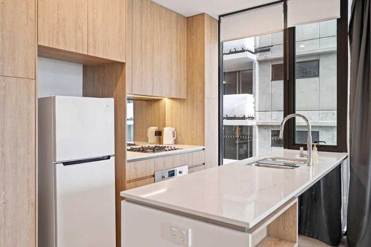 Level 10 Views 2br With Private Balcony & Parking *