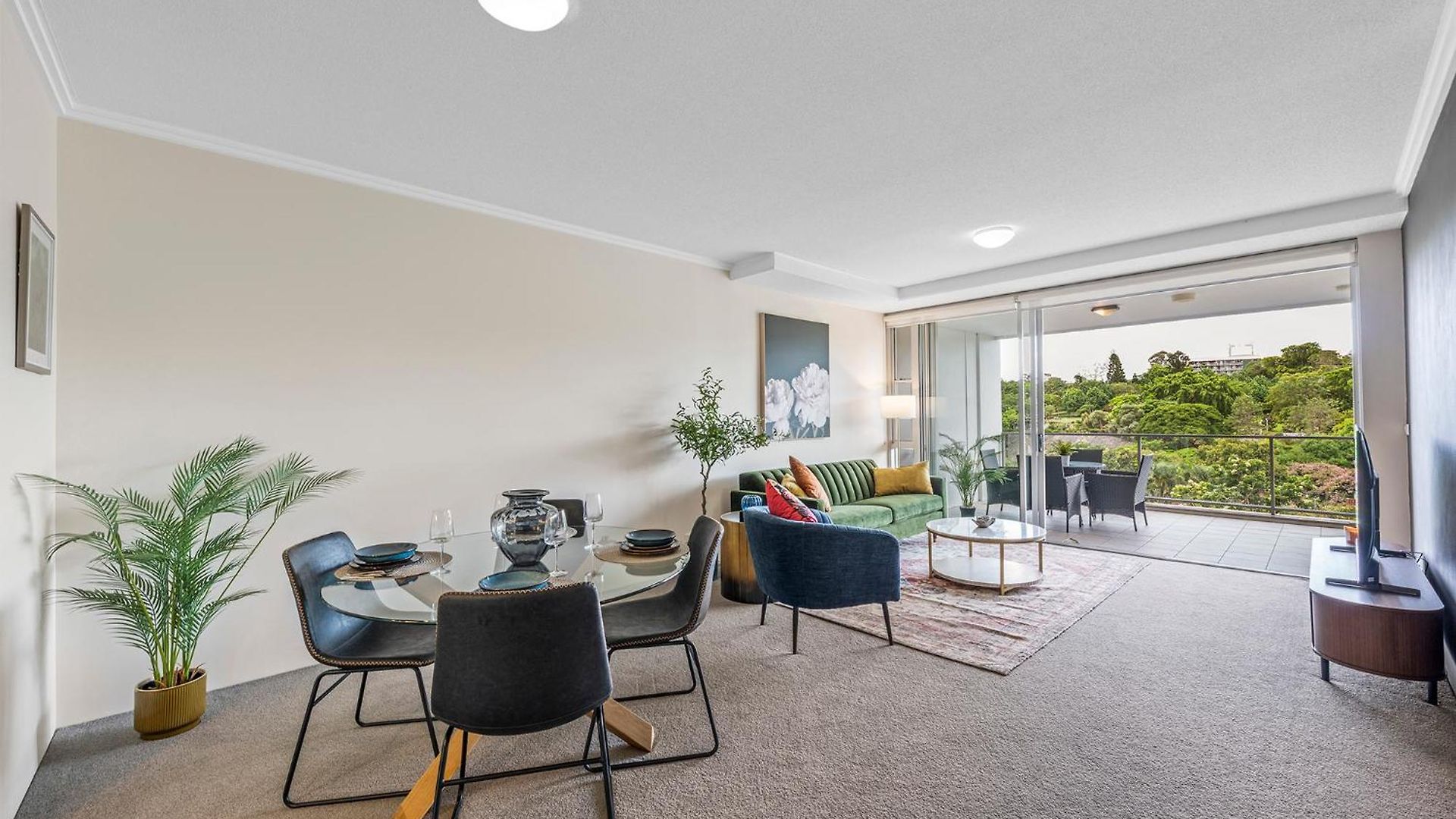 Stylish Roma Parklands Retreat - Stunning Park Views From Every Room, Heated Pool, Gym, Private Carpark, Suncorp Stadium, 10 Min Walk To Cbd Apartment