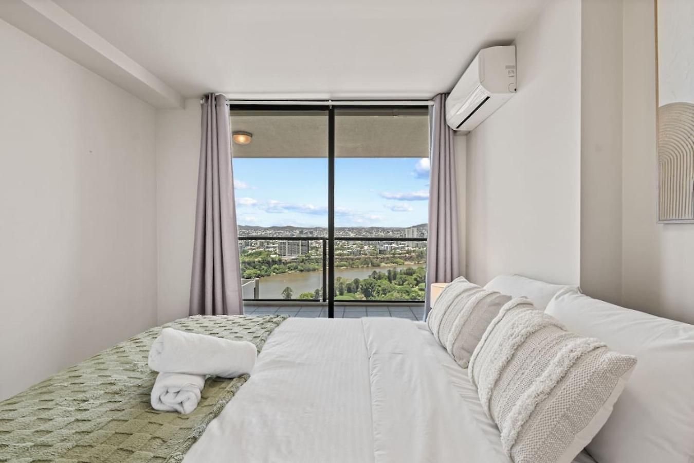 Luxury High Rise 2br In Cbd