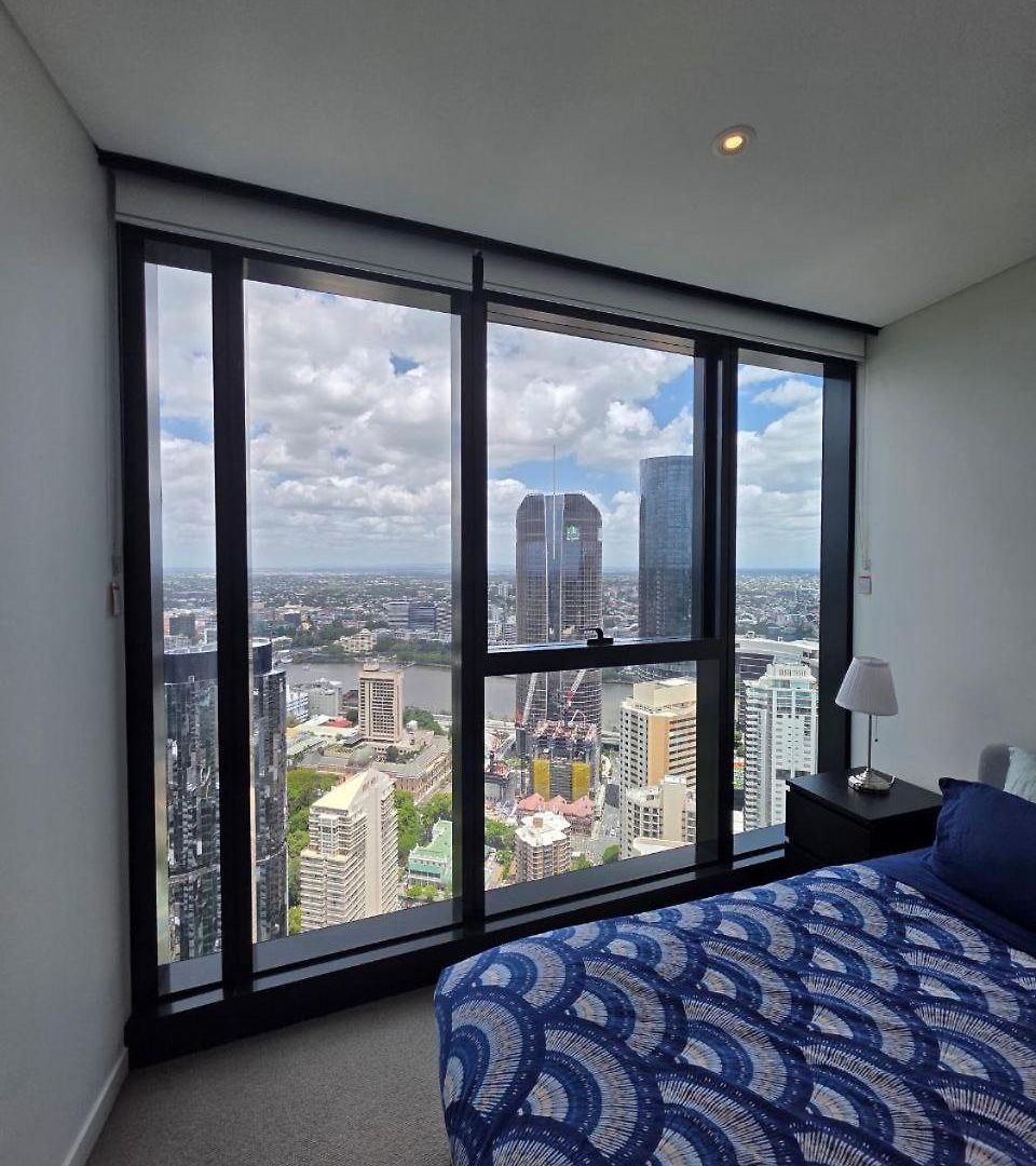 Skyrise Upper Floor Infinite Pool Apartment