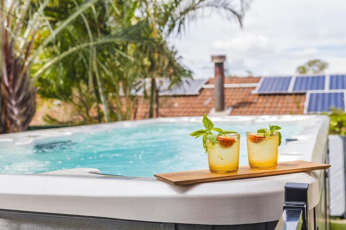 Stylish, Spacious Retreat With Plunge Pool - Casa Cranbrook Apartment *
