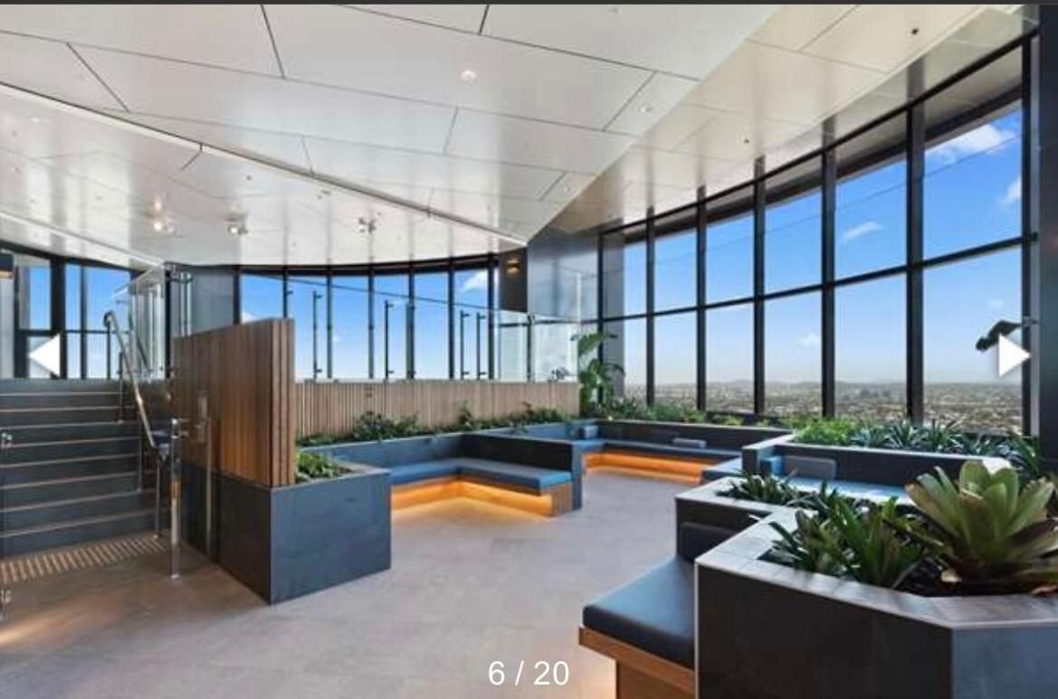 Skyrise Upper Floor Infinite Pool Apartment