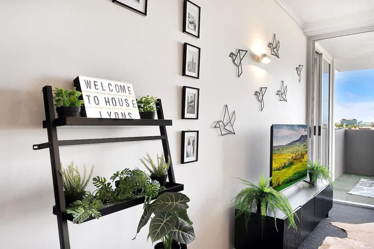 Spring Hill 2br, 2ba Retreat Sleeps 6 - Walk To Cbd With Pool, Free Parking, Balcony, Views, Fast Wi-fi & Gym Apartment *