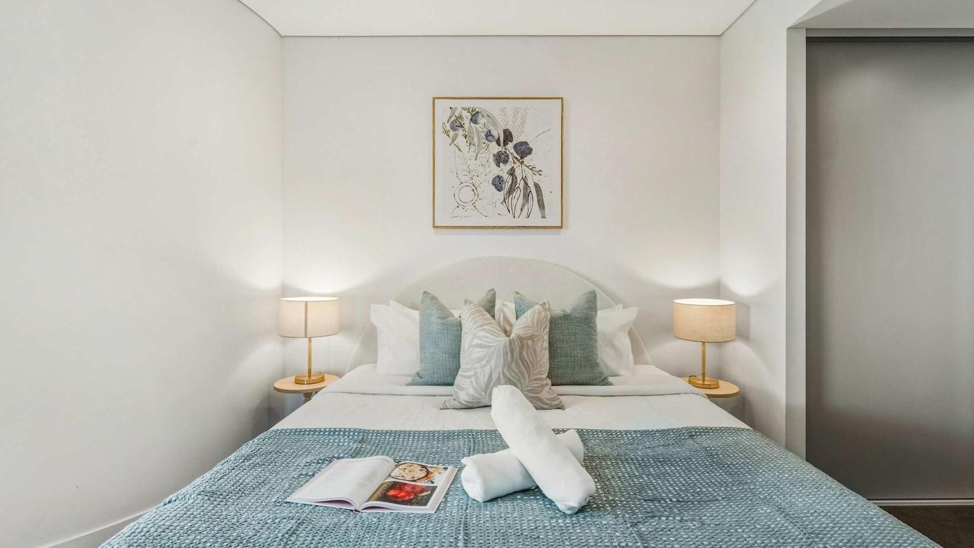 High Rise 2br In Cbd Apartment