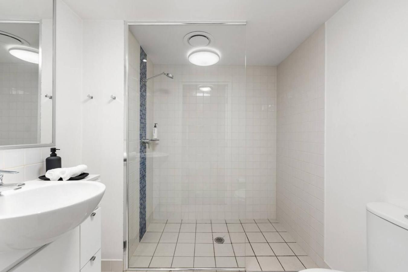 Dusk A Luxury 2bed 2bath Cbd Sky With Pool Parking And Apartment Brisbane