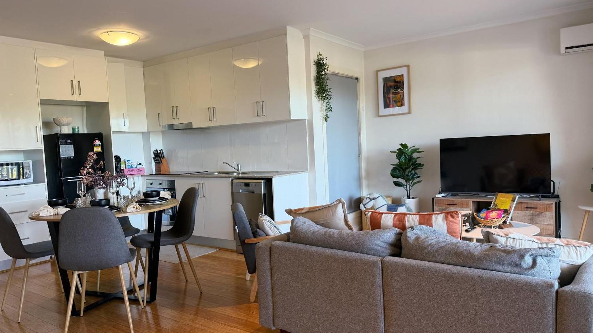 2b2b With Courtyard - Close To Cbd - Free Parking Apartment