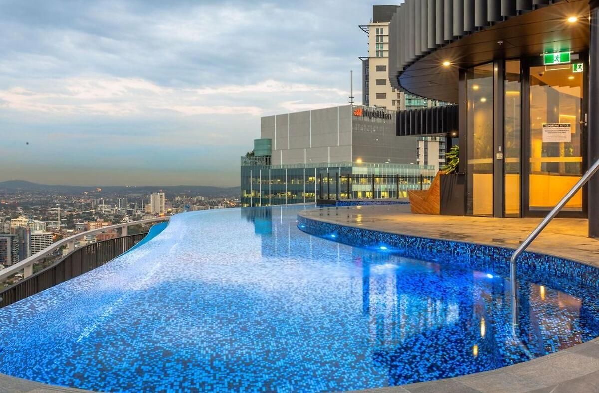 Premium Unit W/ Rooftop Pool In The Heart