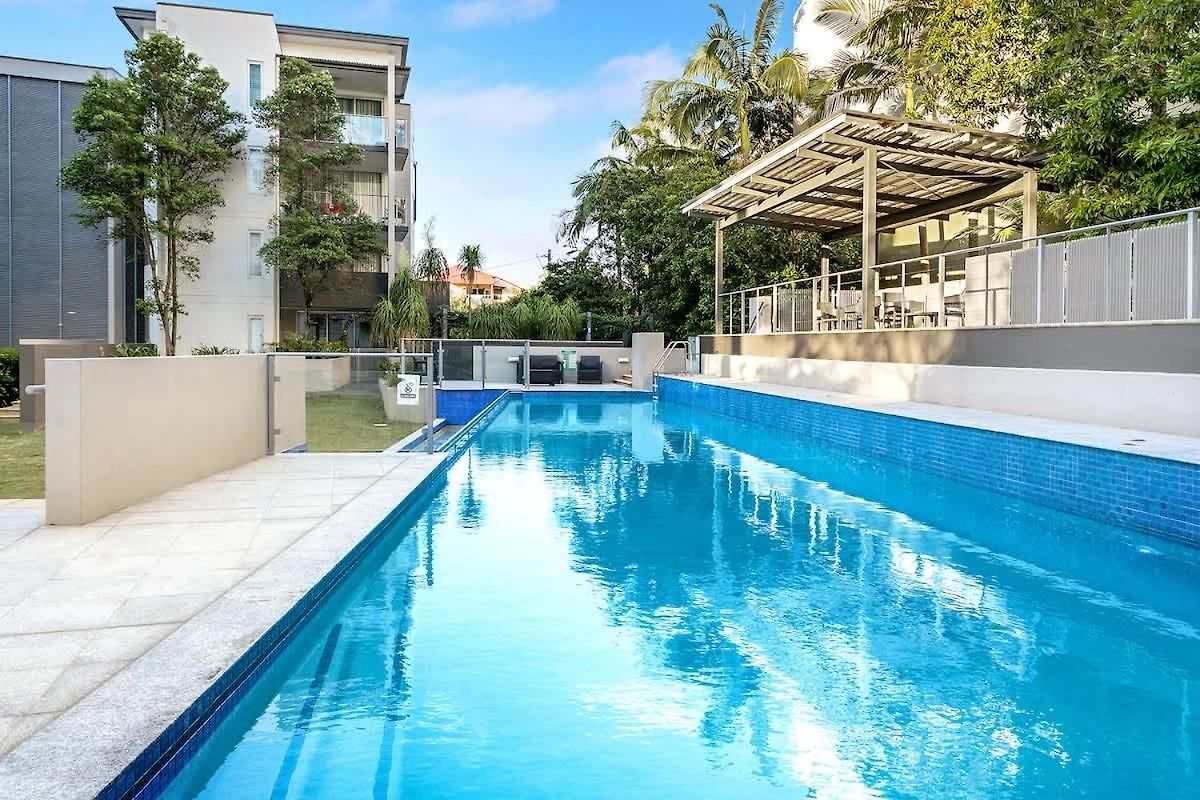 Spring Hill 2br, 2ba Retreat Sleeps 6 - Walk To Cbd With Pool, Free Parking, Balcony, Views, Fast Wi-fi & Gym Apartment *