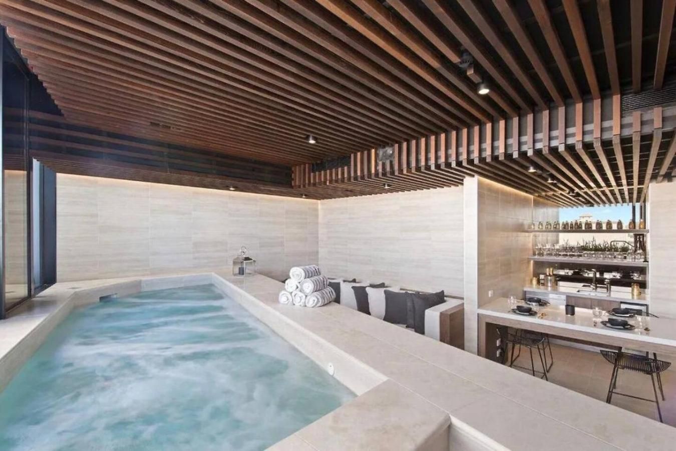 Style Infinity Pool Gym Chic 1 Bedroom *