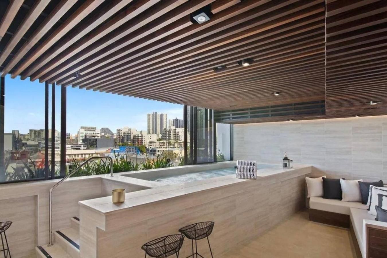 Apartment Style Infinity Pool Gym Chic 1 Bedroom *