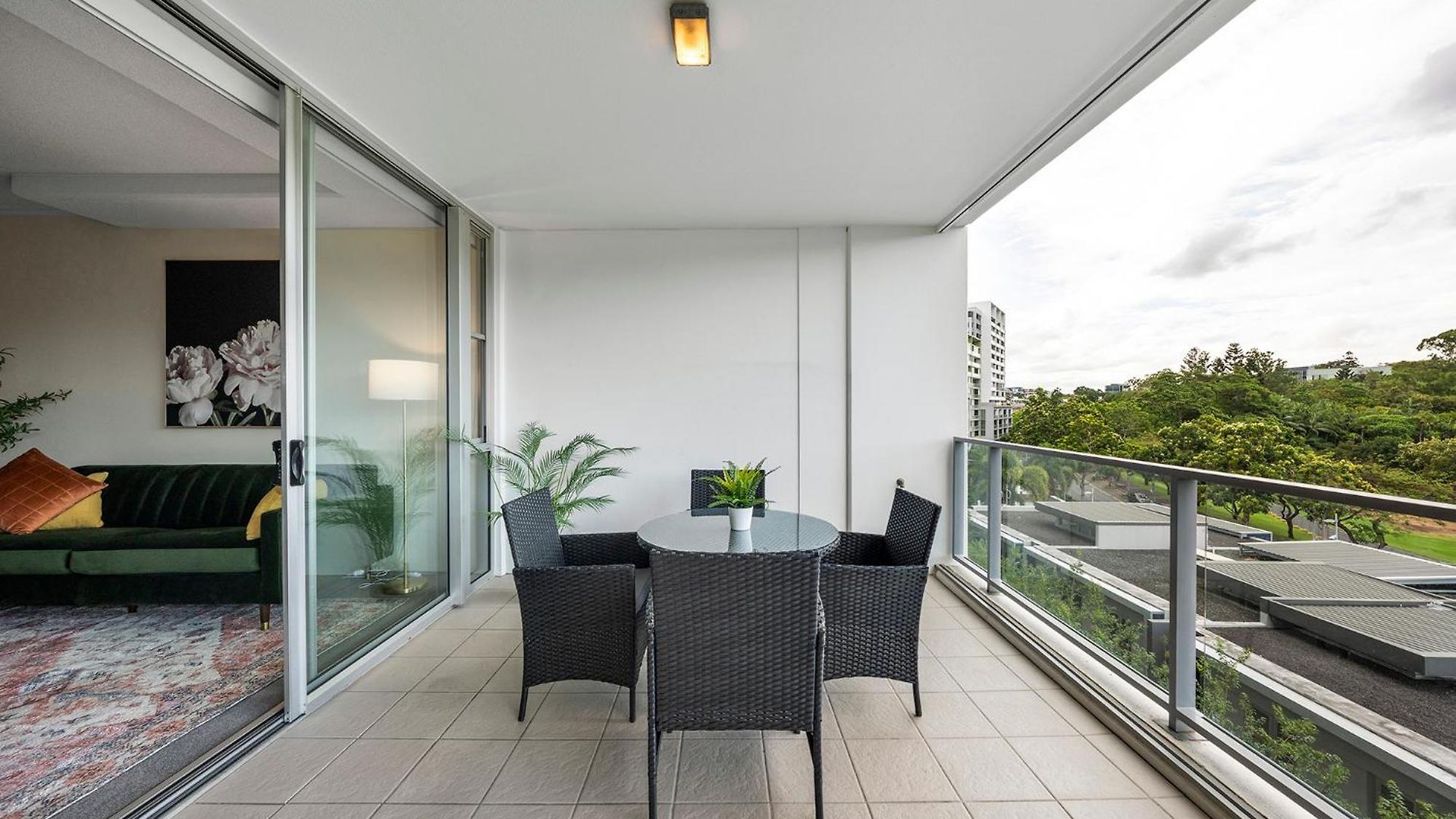 Stylish Roma Parklands Retreat - Stunning Park Views From Every Room, Heated Pool, Gym, Private Carpark, Suncorp Stadium, 10 Min Walk To Cbd Brisbane
