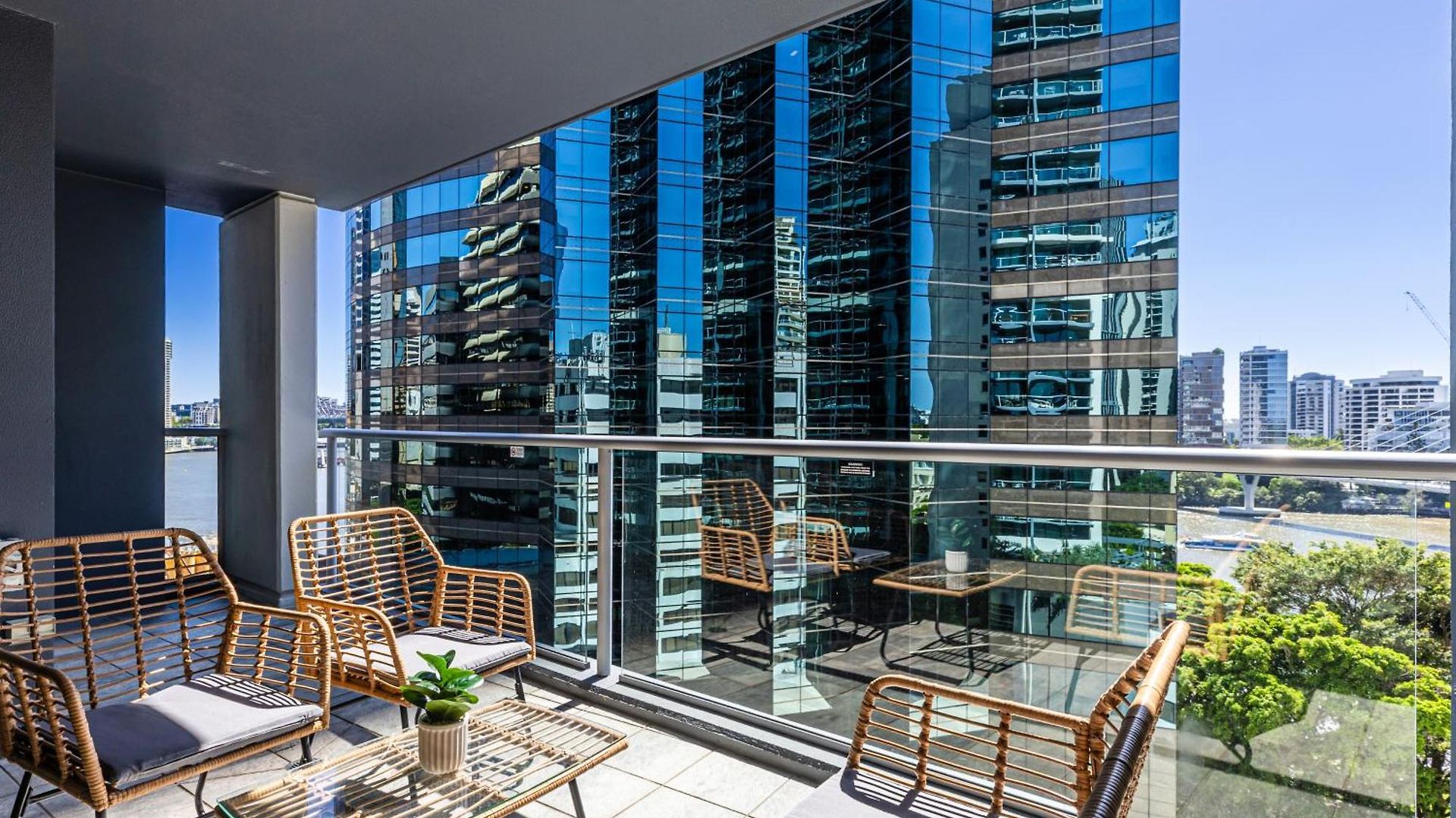 Oaks Luxury 2br With Pool, Gym And Parking Brisbane