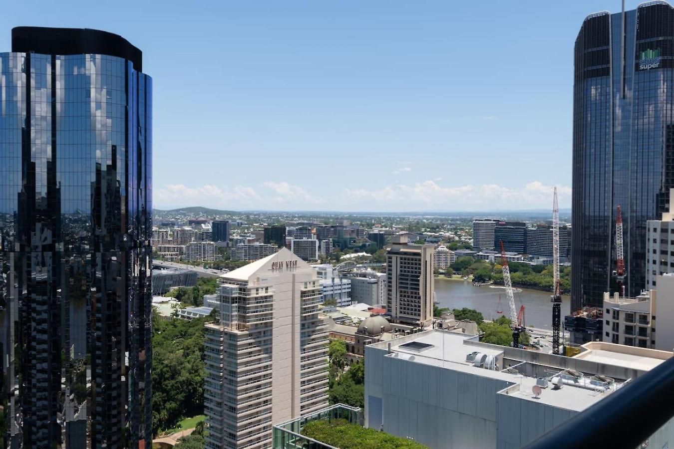 Luxury High Rise 2br In Cbd Apartment