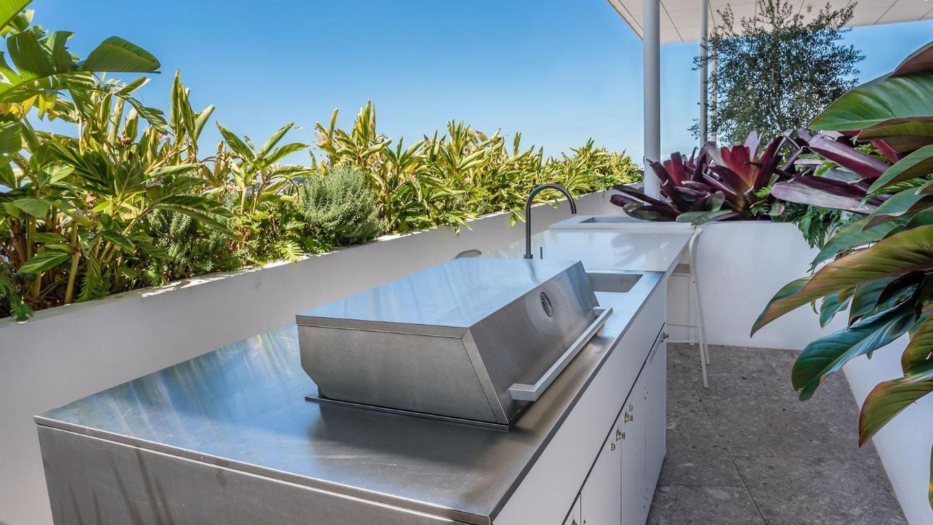 Bright Bowen Hills Apartment, Close To Life