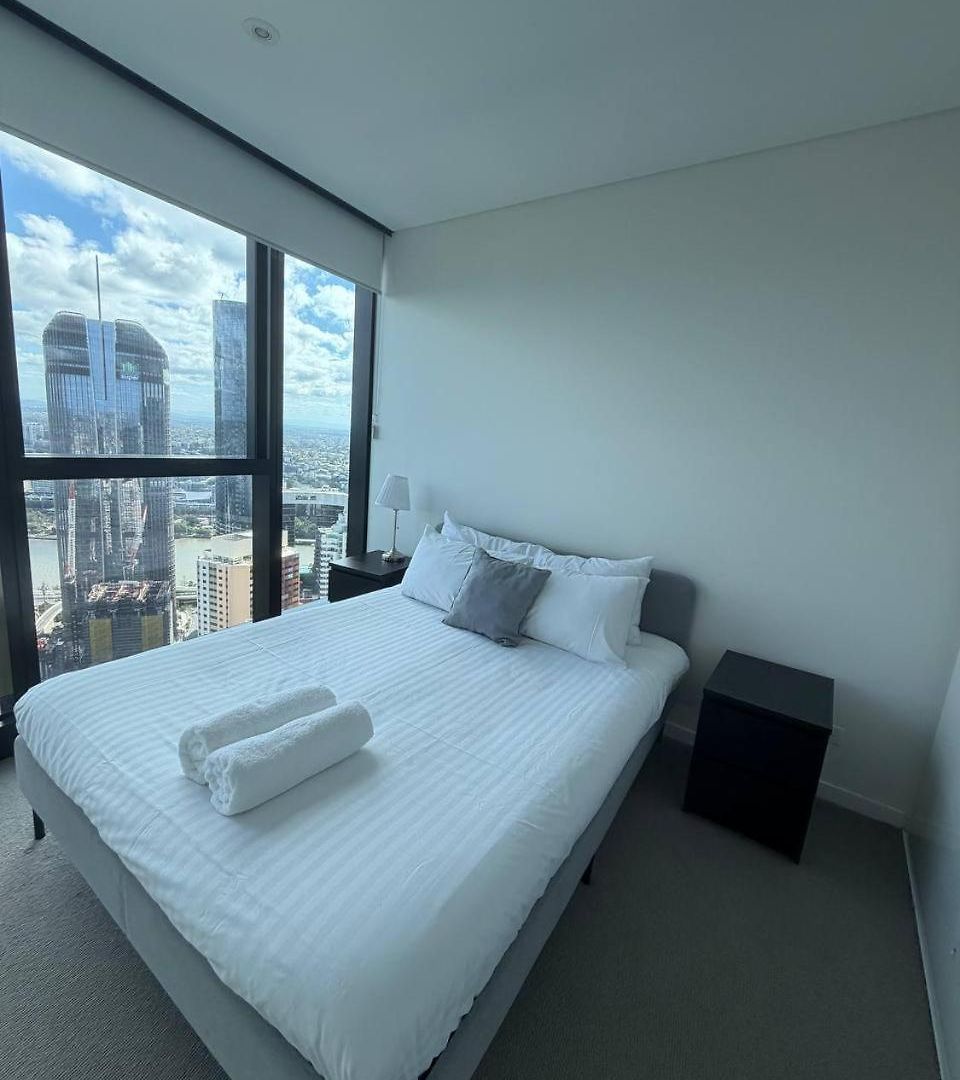 Skyrise Upper Floor Infinite Pool Apartment *