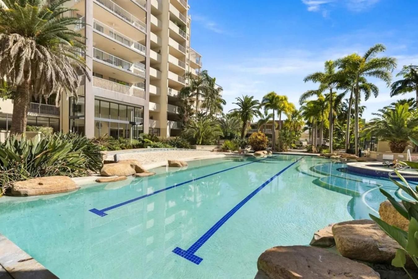 Apartment Modern 2br Retreat With Gym, Pool And Balcony *
