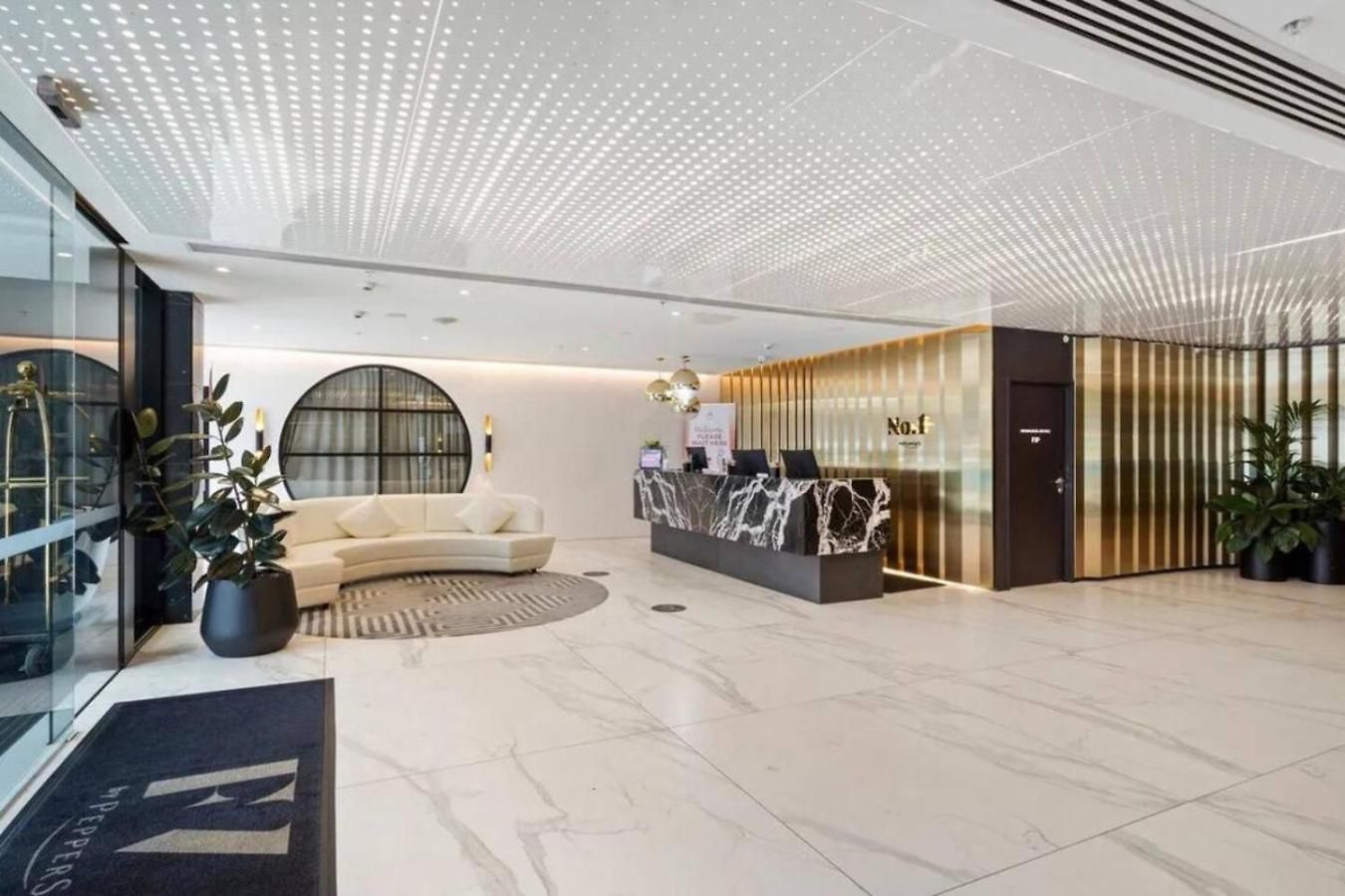Style Infinity Pool Gym Chic 1 Bedroom