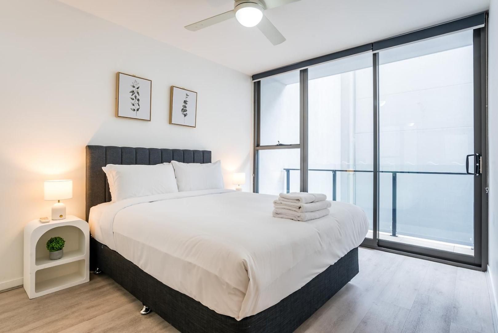 City-center Cozy 2bdr With Parking Apartment