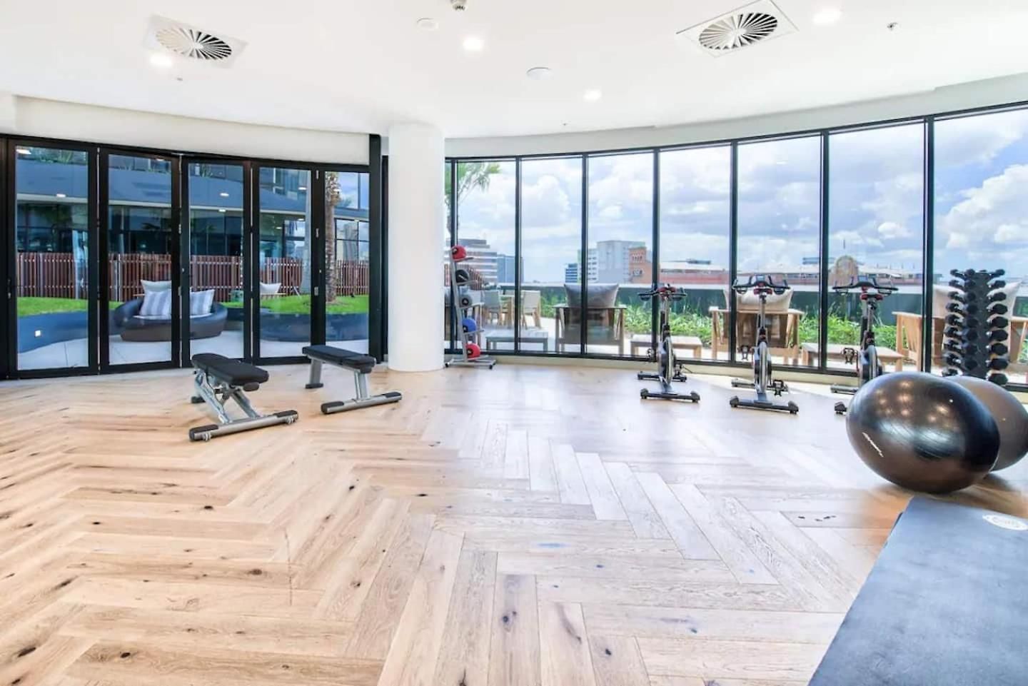 Apartment Valley Getaway - Rooftop Pool - Parking - Sleeps 6 Brisbane