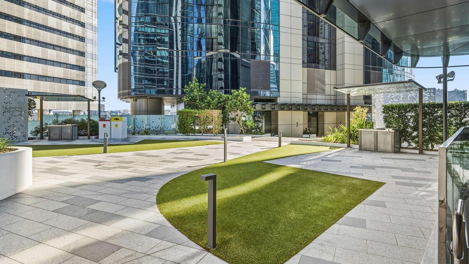 High Rise 2br In Cbd Apartment