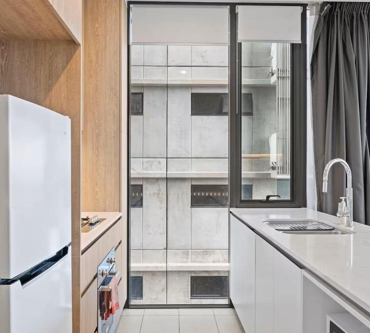 Level 10 Views 2br With Private Balcony & Parking Apartment *