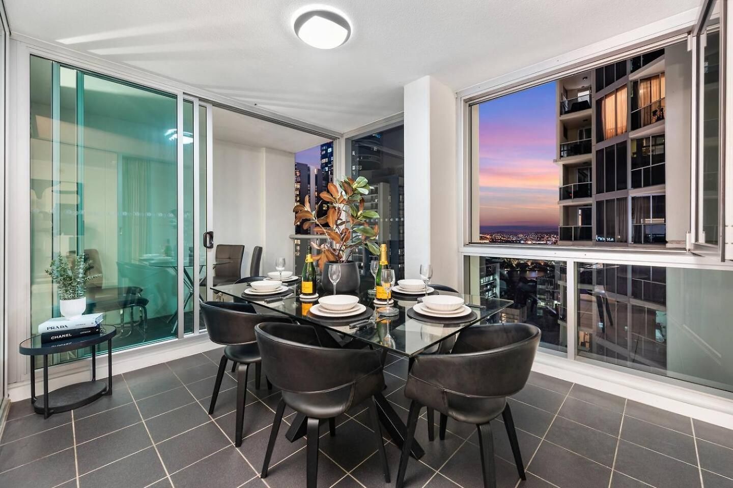 Dusk A Luxury 2bed 2bath Cbd Sky With Pool Parking And Brisbane