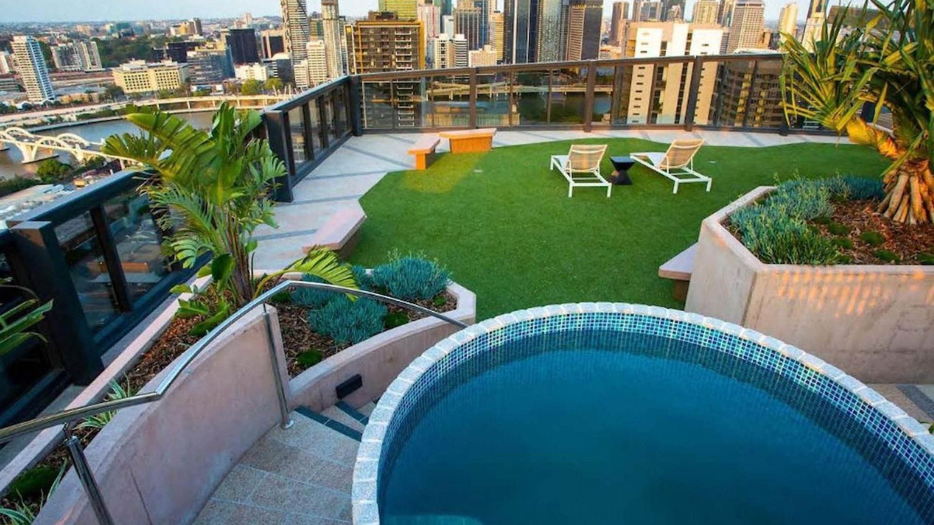 1br One Modern High-rise With Pool & Gym Access