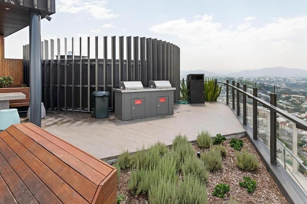 Premium Unit W/ Rooftop Pool In The Heart Brisbane