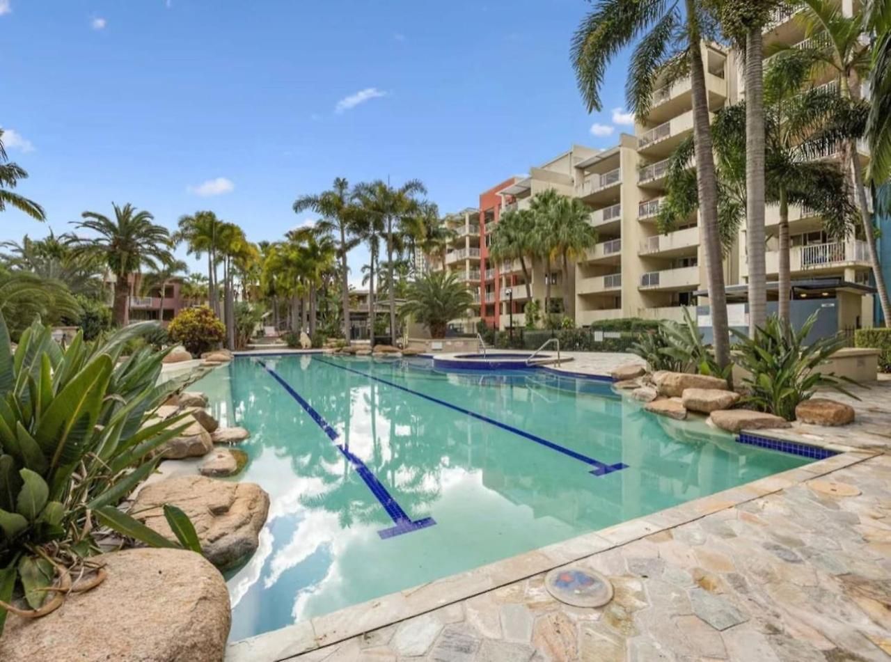 Modern 2br Retreat With Gym, Pool And Balcony Apartment *