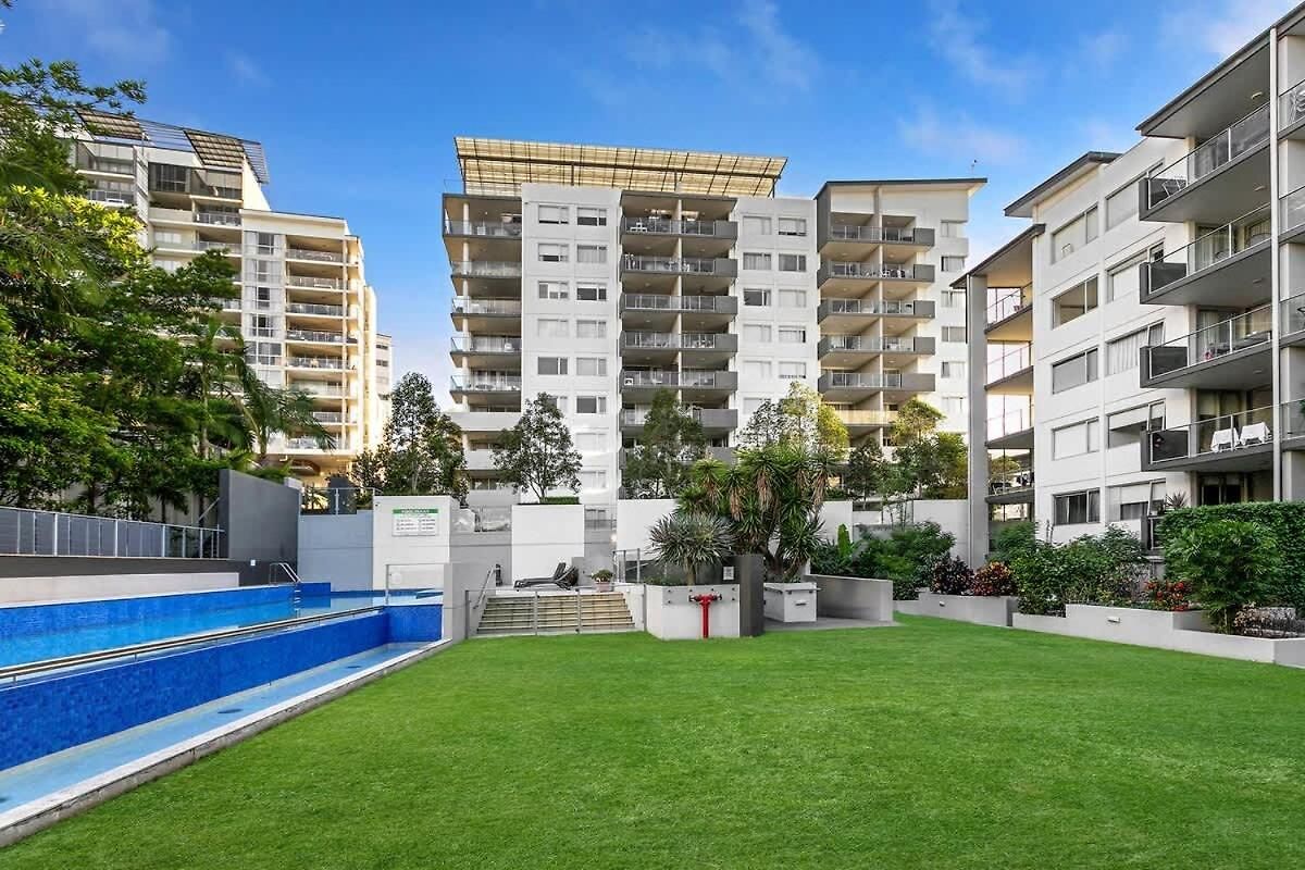 Spring Hill 2br, 2ba Retreat Sleeps 6 - Walk To Cbd With Pool, Free Parking, Balcony, Views, Fast Wi-fi & Gym Apartment Brisbane