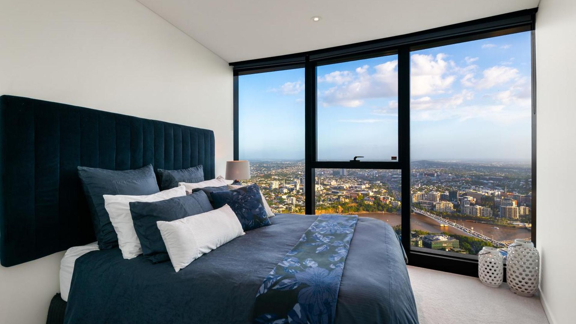 Skylight With Free Parking Apartment