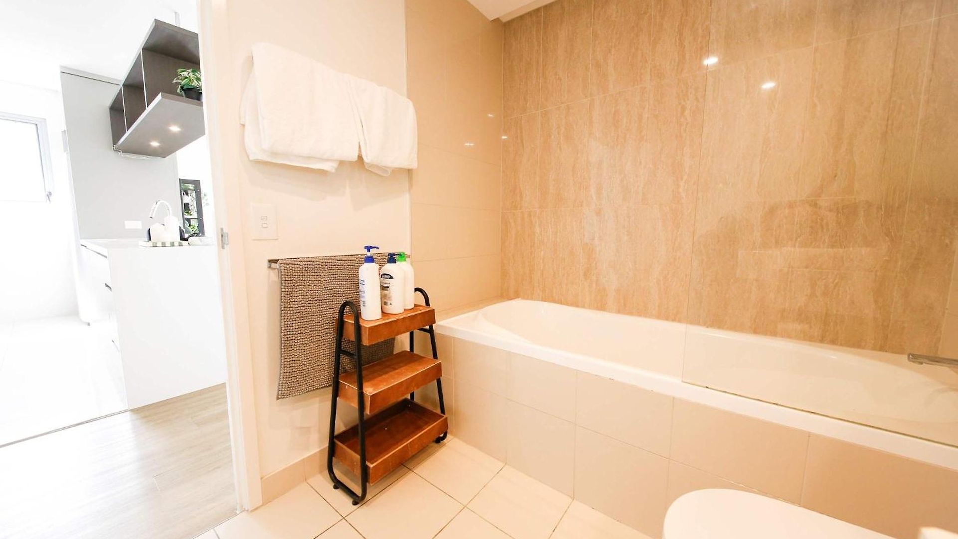 Family-friendly 2brwalk To River & Shops Pool&gym *