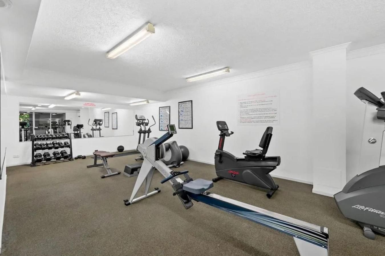 Apartment Modern 2br Retreat With Gym, Pool And Balcony