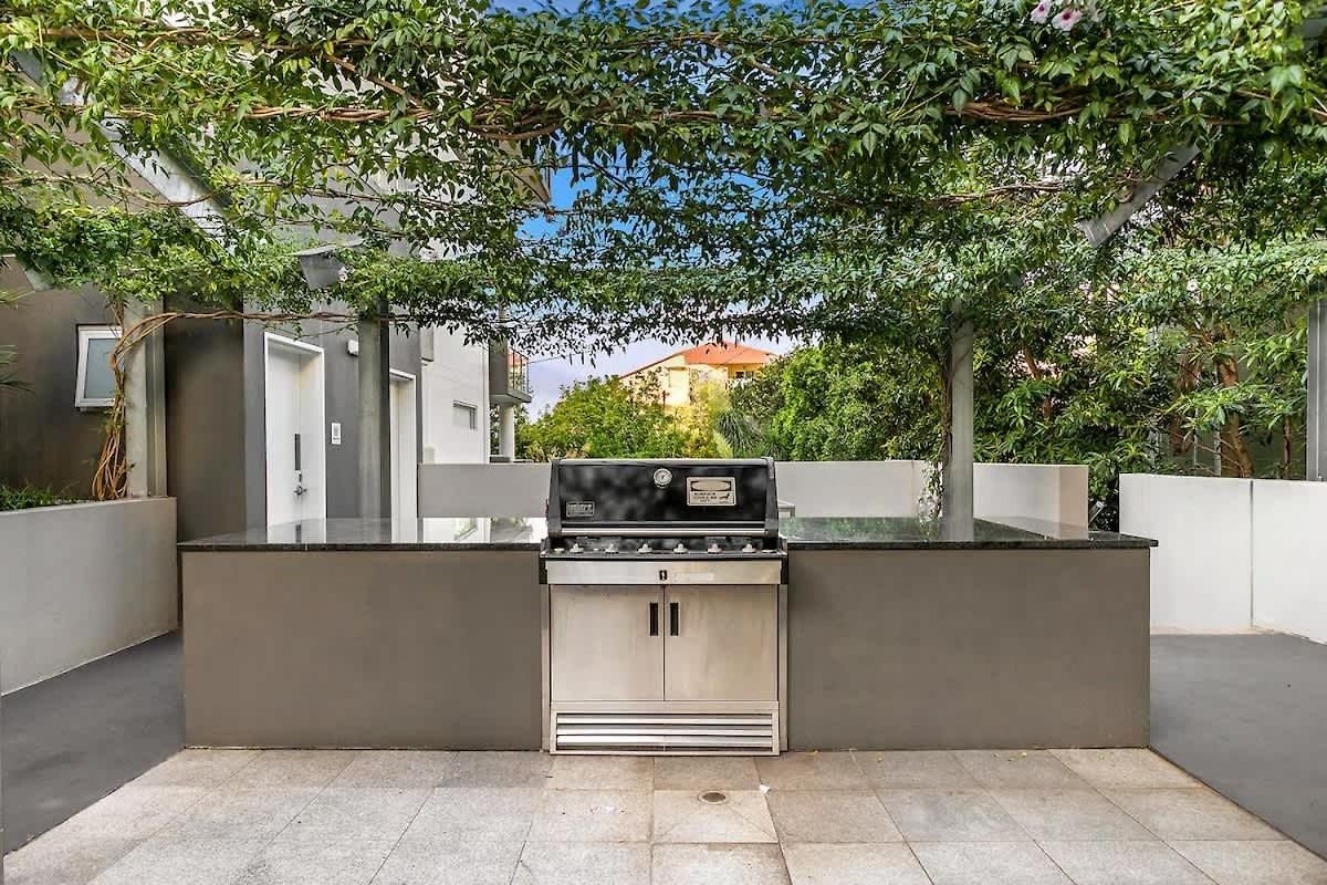Spring Hill 2br, 2ba Retreat Sleeps 6 - Walk To Cbd With Pool, Free Parking, Balcony, Views, Fast Wi-fi & Gym Brisbane