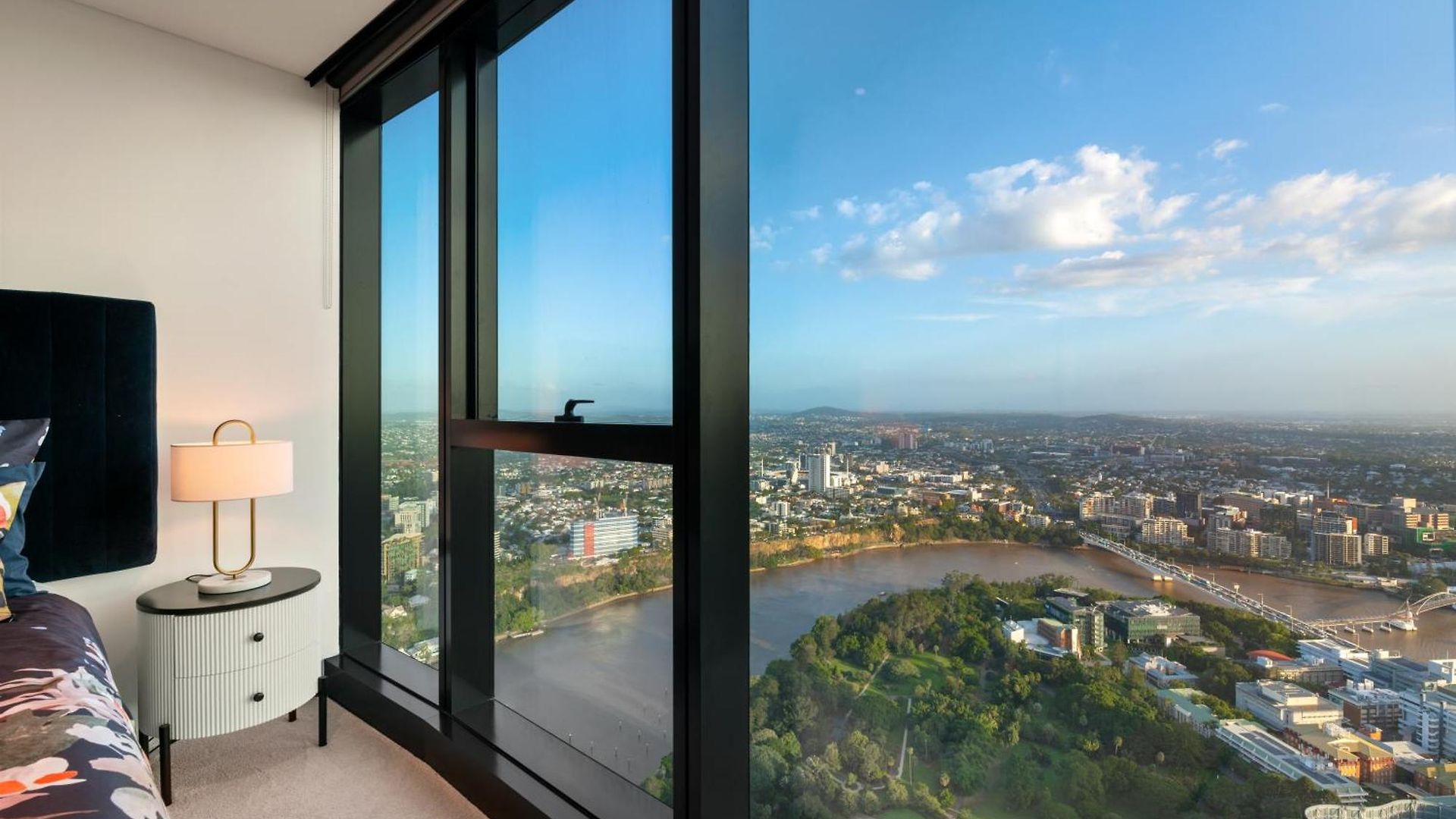 Apartment Skylight With Free Parking Brisbane