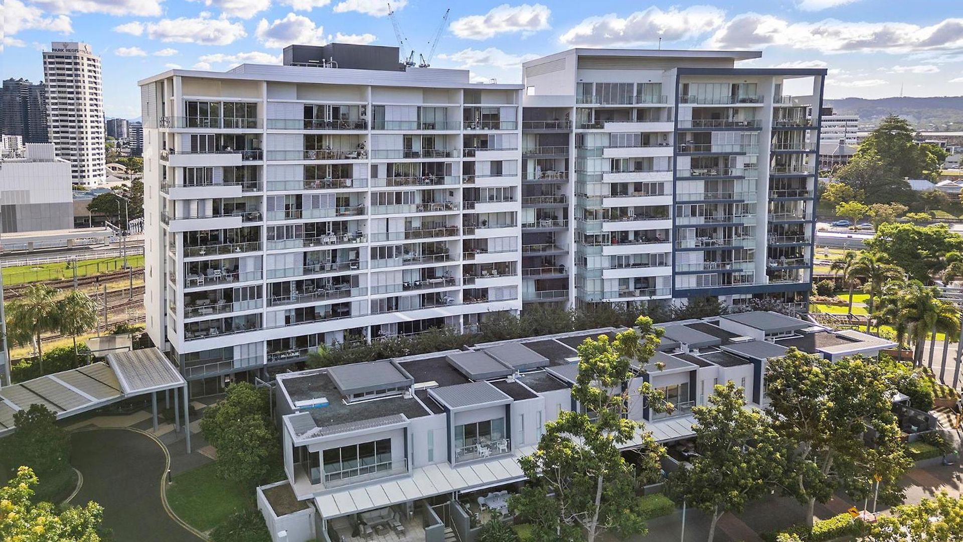Apartment Stylish Roma Parklands Retreat - Stunning Park Views From Every Room, Heated Pool, Gym, Private Carpark, Suncorp Stadium, 10 Min Walk To Cbd Brisbane