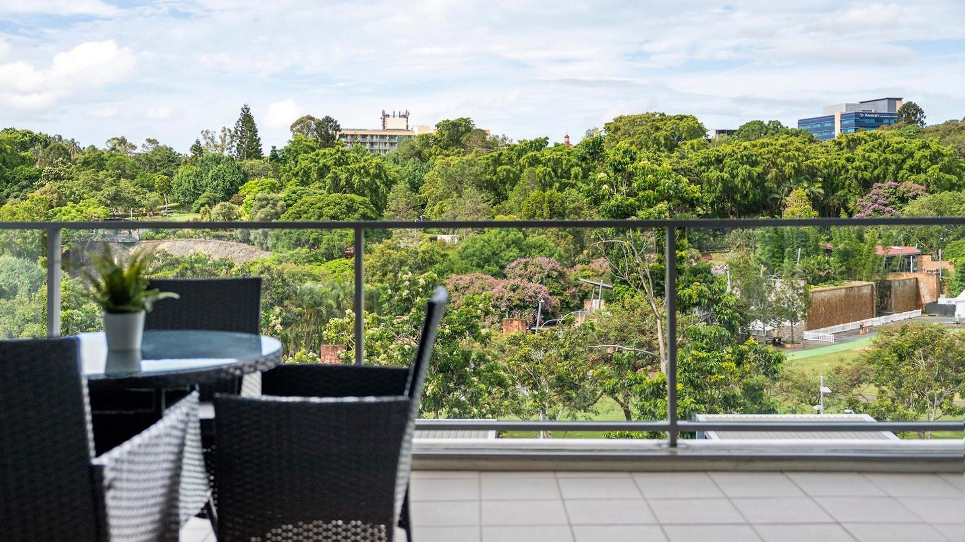 Stylish Roma Parklands Retreat - Stunning Park Views From Every Room, Heated Pool, Gym, Private Carpark, Suncorp Stadium, 10 Min Walk To Cbd Apartment