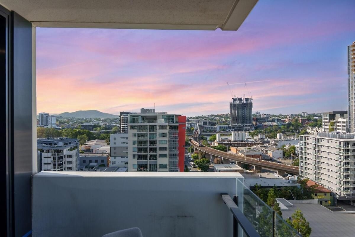 Apartment Cs - Gorgeous Views 2br W Parking, Pool & Gym *