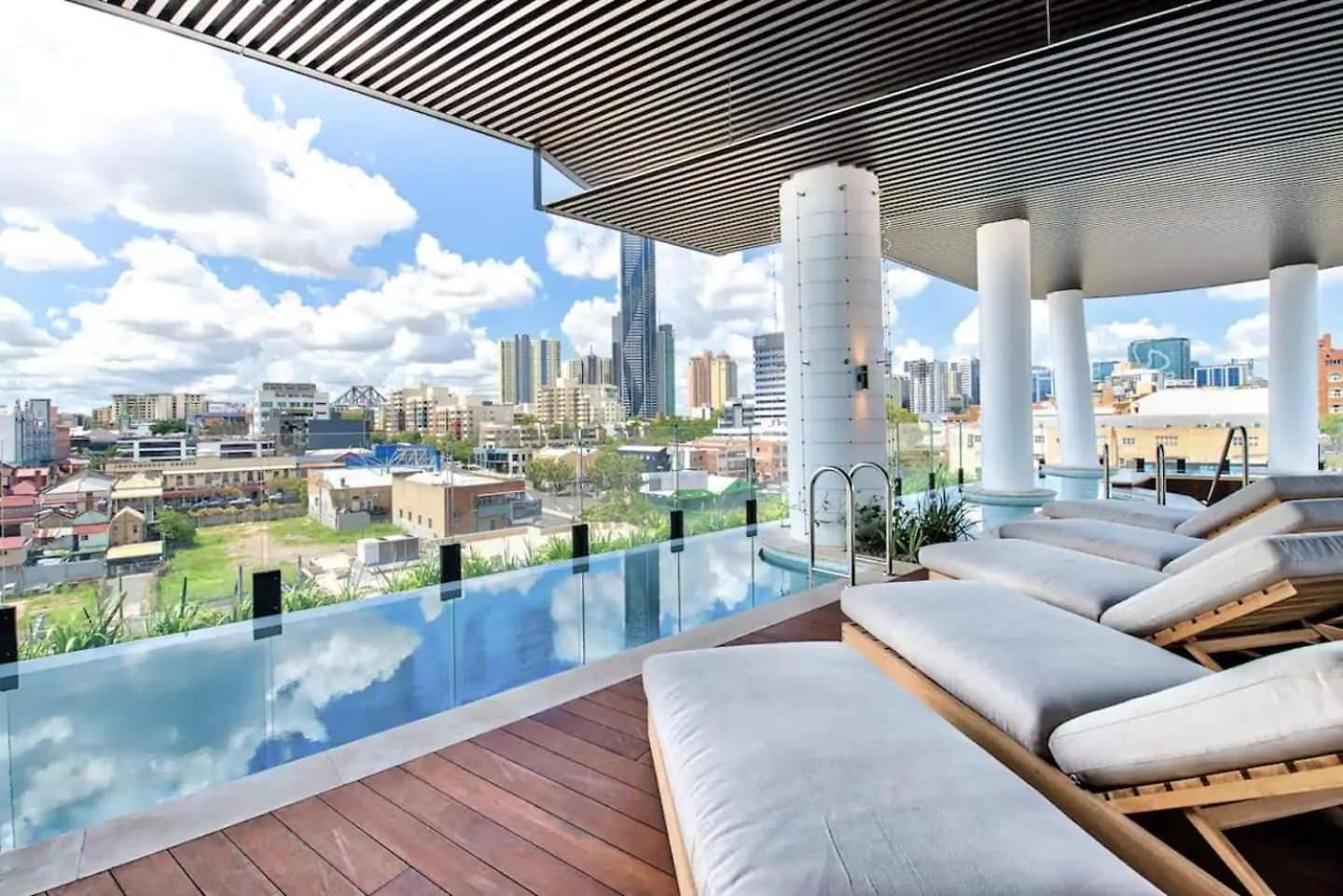 Apartment Valley Getaway - Rooftop Pool - Parking - Sleeps 6