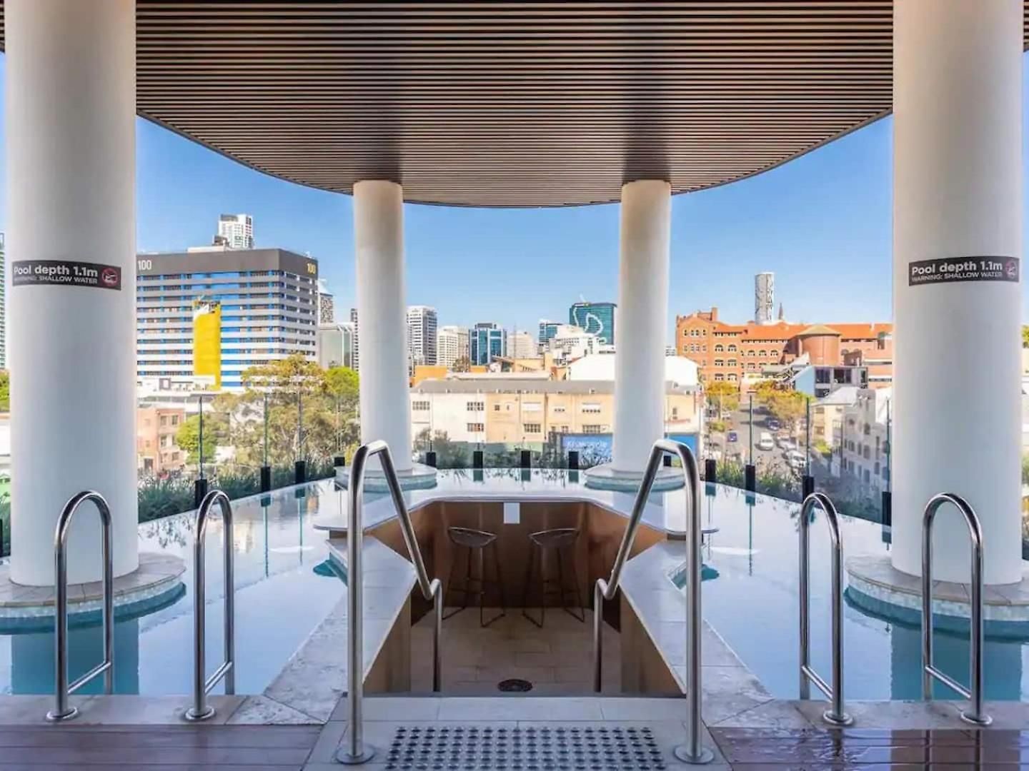 Apartment Valley Getaway - Rooftop Pool - Parking - Sleeps 6 Brisbane