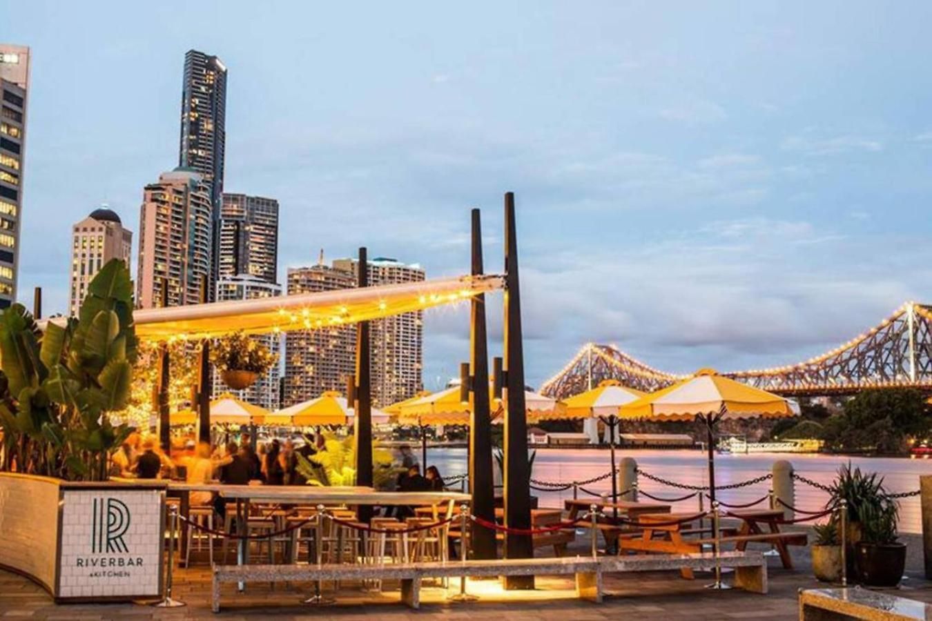 Dusk A Luxury 2bed 2bath Cbd Sky With Pool Parking And Apartment