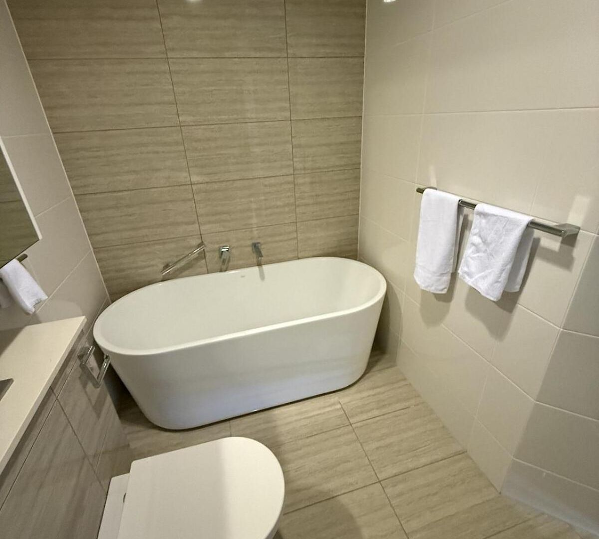Modem Two Bedroom In Inner Cbd *