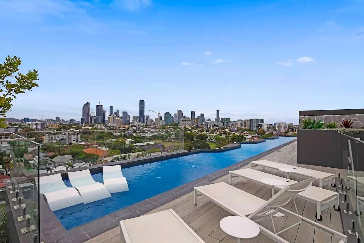 Gabba Retreat - Rooftop Pool & Stunning View Apartment