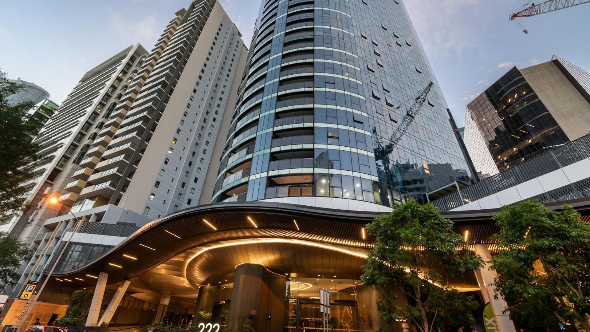 Skylight With Free Parking Apartment *