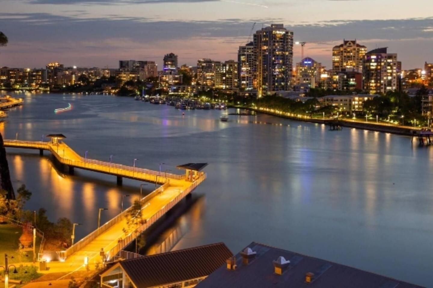 Dusk A Luxury 2bed 2bath Cbd Sky With Pool Parking And Brisbane