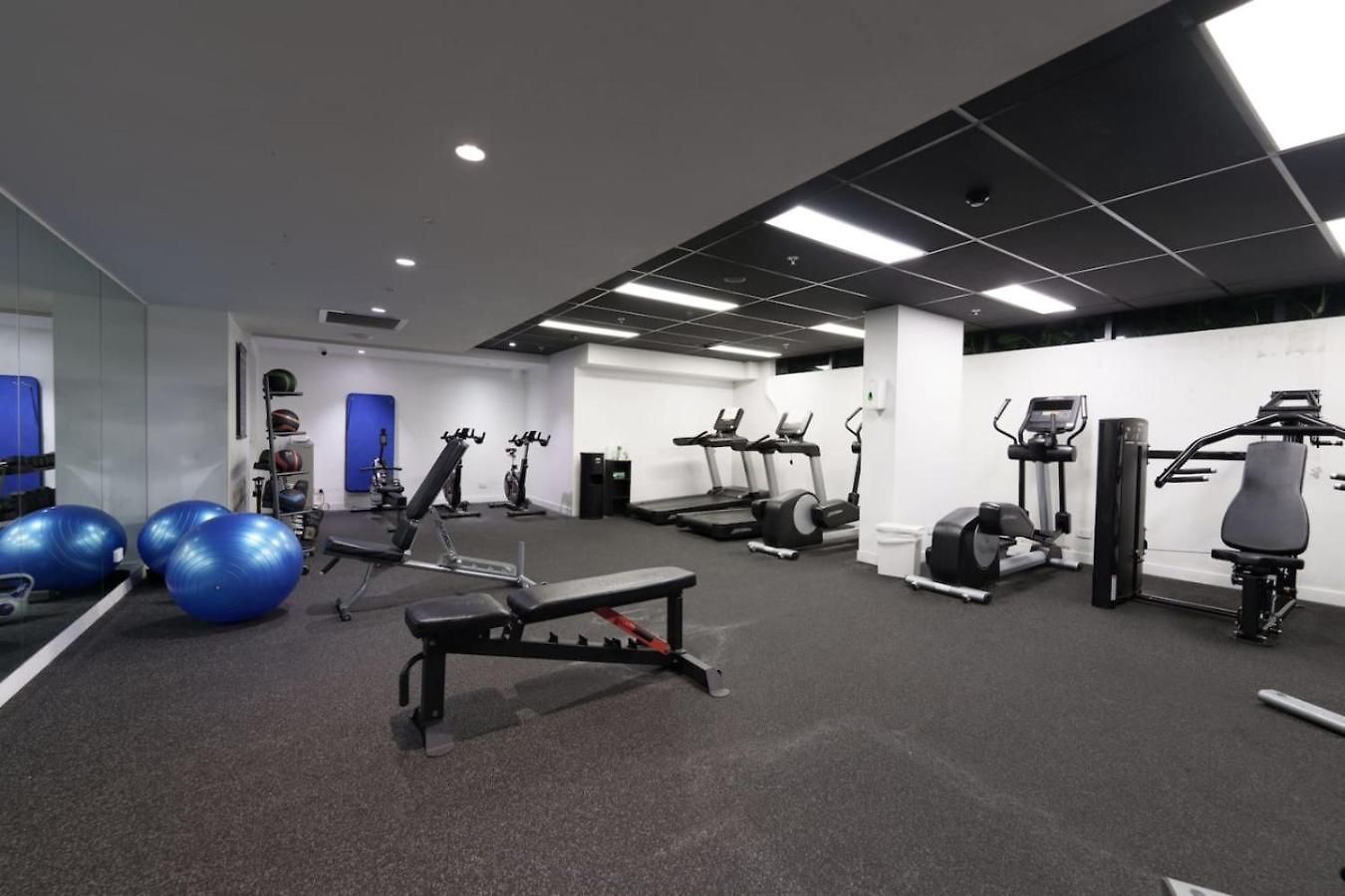 Zen Cozy 1 Bedroom With 2 Beds Pool Gym Sauna