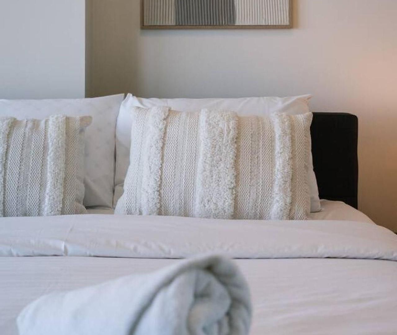 Luxury High Rise 2br In Cbd Apartment *