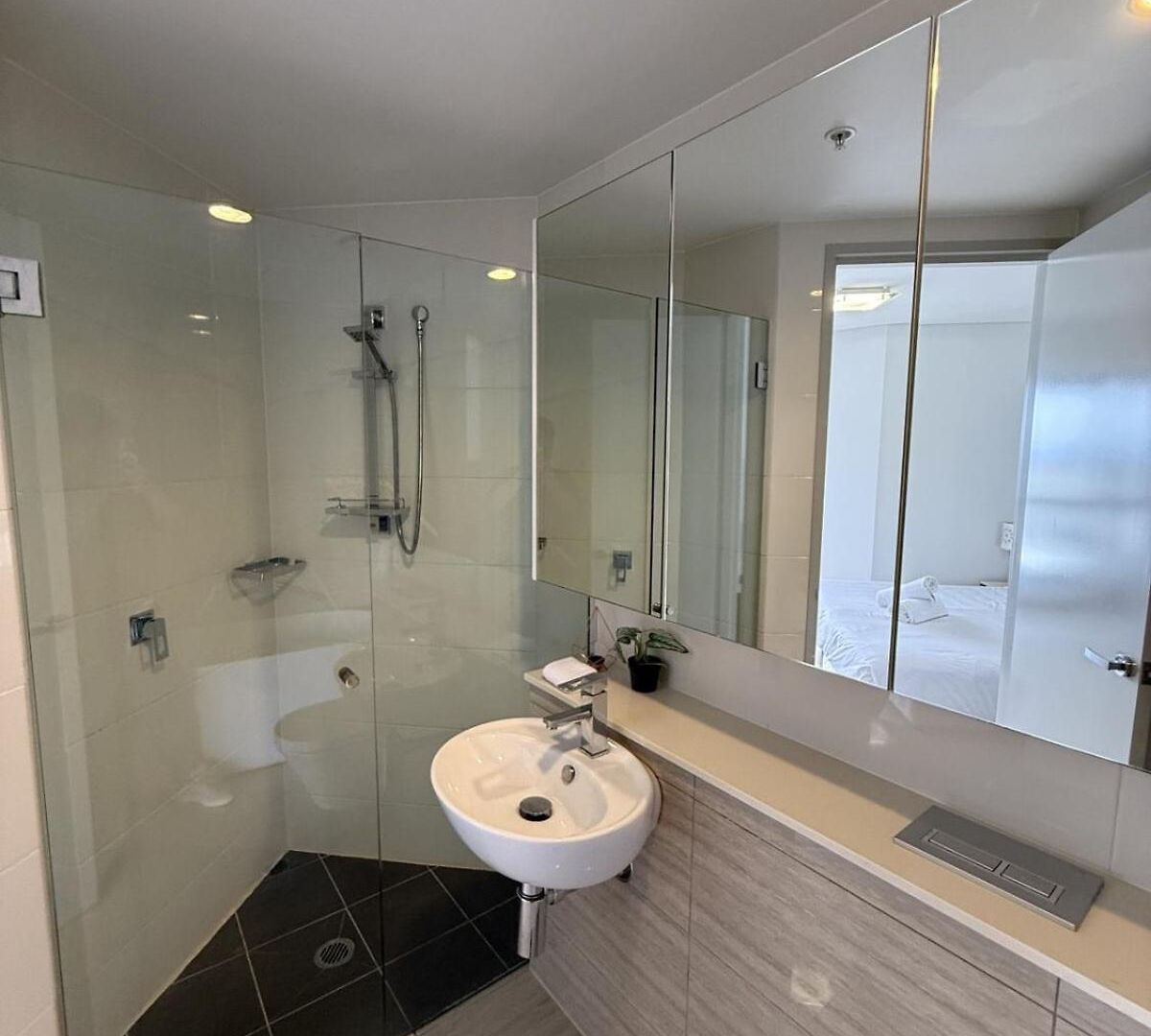 Modem Two Bedroom In Inner Cbd Apartment Brisbane