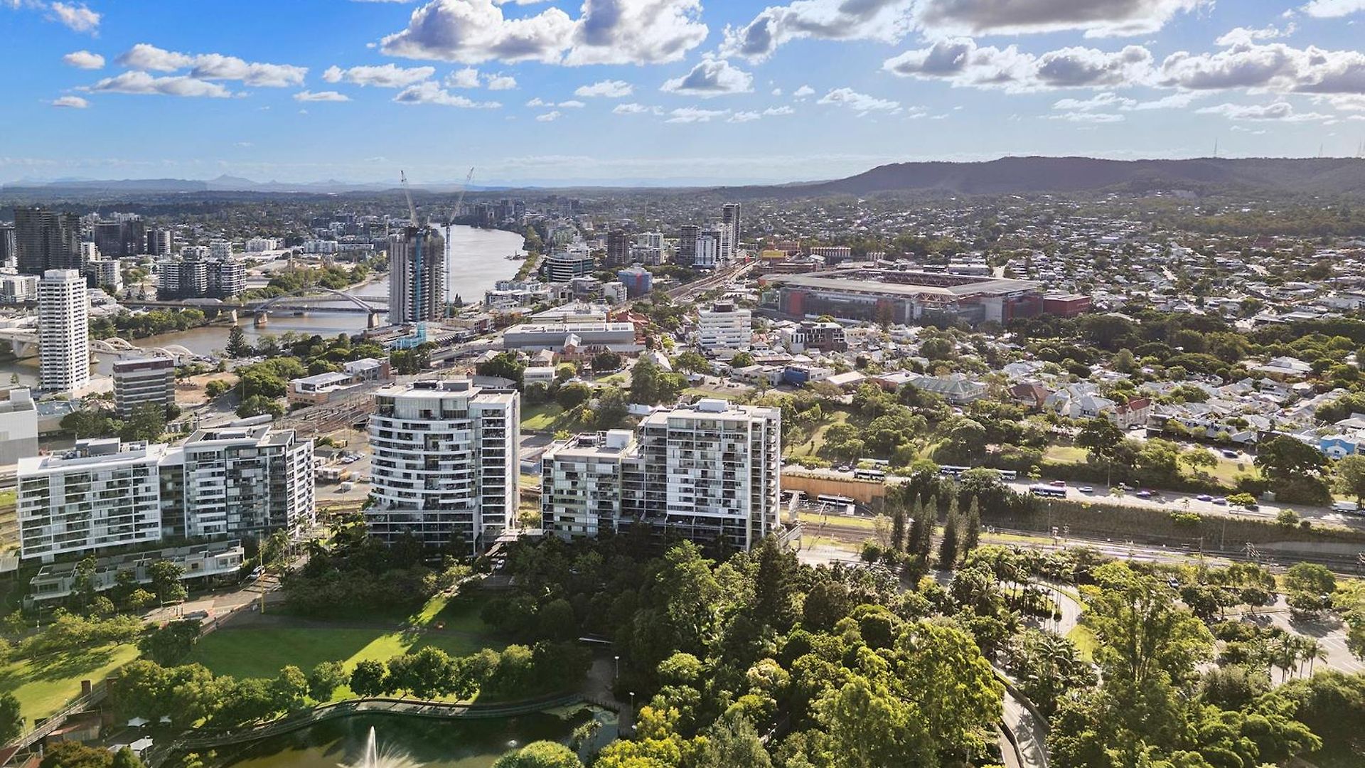 Apartment Stylish Roma Parklands Retreat - Stunning Park Views From Every Room, Heated Pool, Gym, Private Carpark, Suncorp Stadium, 10 Min Walk To Cbd *