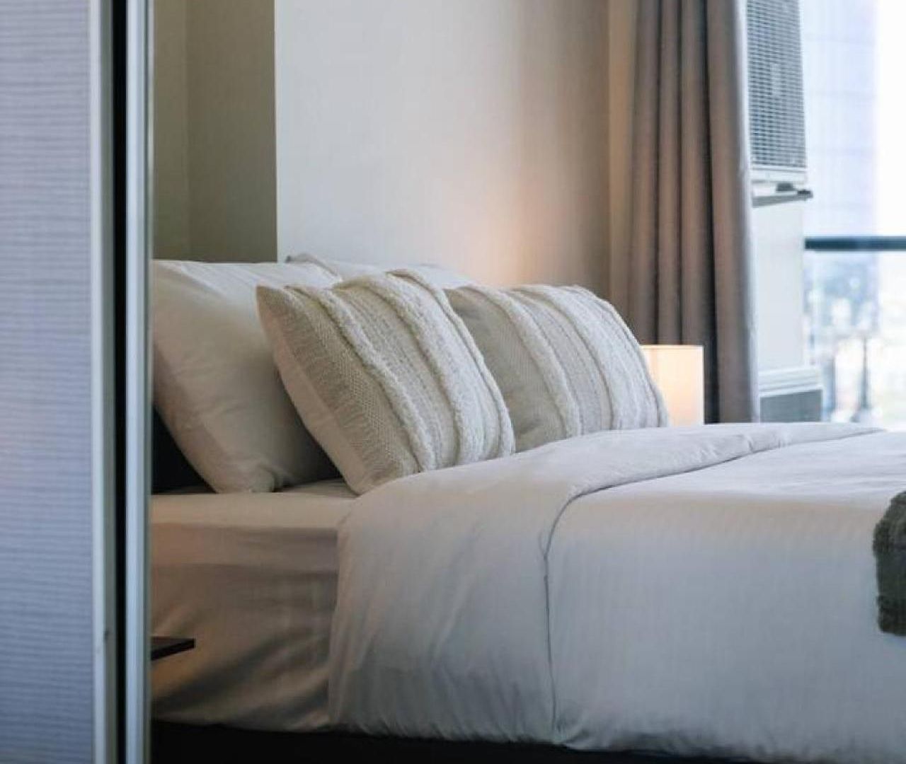 Luxury High Rise 2br In Cbd Apartment *